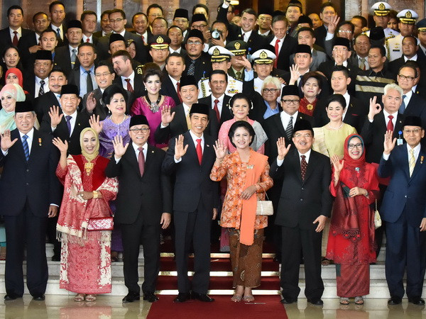 Tân Tổng thống Joko Widodo (thứ 5 trái) và phu nhân tại lễ tuyên thệ nhậm chức. (Nguồn: AFP/TTXVN) Tổng thống Indonesia chưa công bố danh sách nội các mới ảnh 1