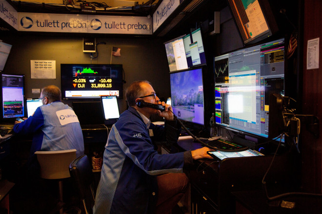 Giao dịch viên tại Sàn chứng khoán New York, Mỹ. (Ảnh: THX/TTXVN) Chứng khoán thế giới tăng điểm sau khi ECB nâng lãi suất ảnh 1