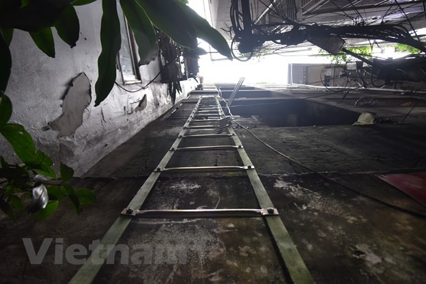 Khu vực thang thoát hiểm tại vụ hỏa hoạn chung cư mini Khương Hạ. (Ảnh: PV/Vietnam+) Bộ Xây dựng lên tiếng sau vụ ‘thảm họa cháy’ chung cư mini ở Hà Nội ảnh 1