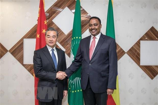 Ngoại trưởng Ethiopia Workneh Gebeyehu (phải) và Bộ trưởng Ngoại giao Trung Quốc Vương Nghị trong cuộc gặp tại Addis Ababa, Ethiopia, ngày 3/1/2019. (Ảnh: THX/TTXVN) Viện trợ và mục đích chính trị của Trung Quốc tại châu Phi ảnh 1