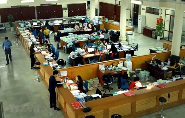 Hoạt động giao dịch tại Kho bạc Nhà nước Hà Nội. (Ảnh: Hoàng Hùng/TTXVN) Huy động thành công 4.000 tỷ đồng từ trái phiếu Chính phủ ảnh 1