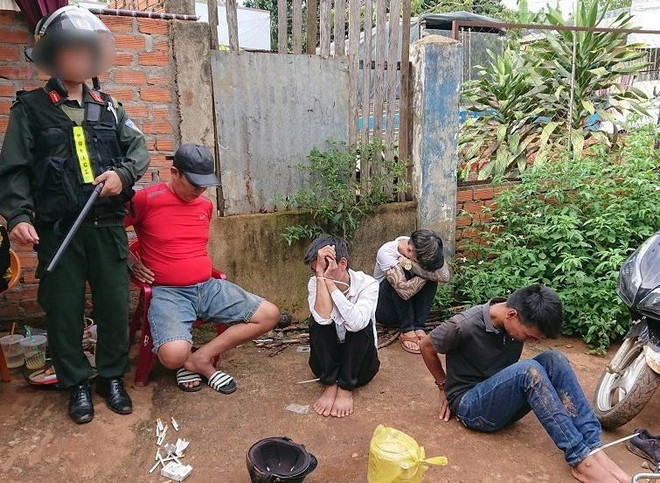 Bắt giữ các đối tượng mua bán trái phép ma túy, pháo nổ ảnh 1