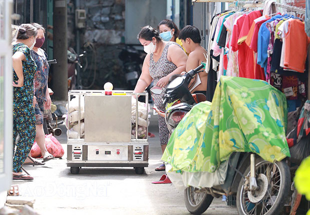 Đồng Nai: Robot hỗ vận chuyển nhu yếu phẩm trong khu cách ly ảnh 1