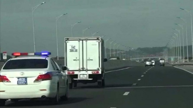 Hai tài xế không nhường đường cho xe ưu tiên bị phạt từ 3-5 triệu đồng ảnh 1