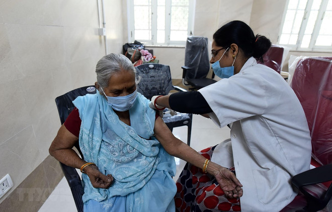 Tiêm vaccine ngừa COVID-19 cho người dân tại bang Uttar Pradesh, Ấn Độ, ngày 10/4/2021. (Ảnh: THX/TTXVN) Ấn Độ lập kỷ lục tiêm hơn 20 triệu mũi vaccine trong một ngày ảnh 1