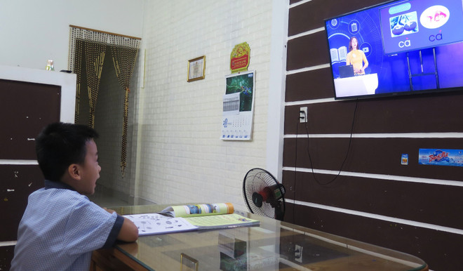 Học sinh lớp 1 học qua truyền hình. (Ảnh: Tường Vi/TTXVN) Thừa Thiên-Huế: Nhiều hình thức dạy học phù hợp diễn biến dịch ảnh 1