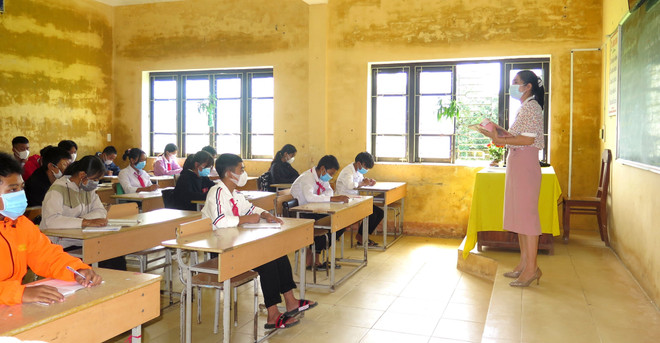 Bố trí ngồi học giãn cách để đảm bảo an toàn khi học trực tiếp tại điểm Trường THCS Quang Trung, xã Quảng Nhâm, huyện A Lưới. (Ảnh: Tường Vi/TTXVN) Thừa Thiên-Huế: Nhiều hình thức dạy học phù hợp diễn biến dịch ảnh 2