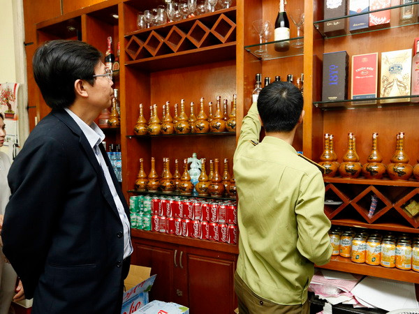 Cấm bán rượu cho người dưới 18 tuổi kể từ ngày 1/11 ảnh 1