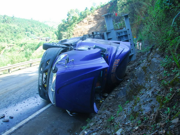 Lật xe tải khiến 3 người tử vong tại chỗ, 2 người bị thương ảnh 1