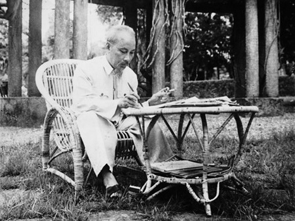 Chủ tịch Hồ Chí Minh: Anh hùng dân tộc, Danh nhân thế giới ảnh 1