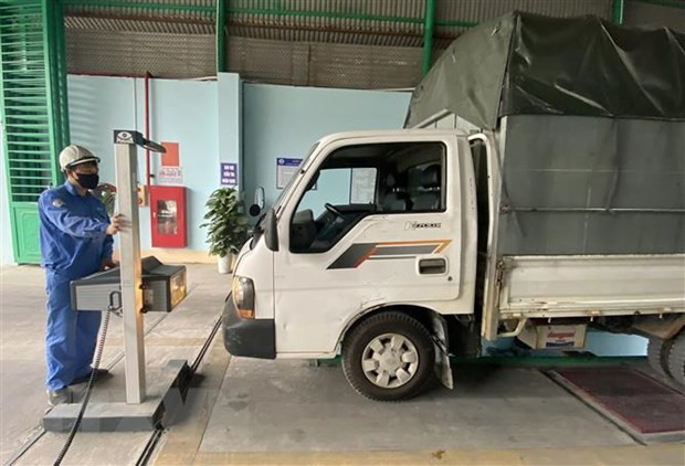 Thủ tục đăng kiểm tại Trung tâm Đăng kiểm xe cơ giới 24-04D, thành phố Lào Cai. (Ảnh: Quốc Khánh/TTXVN) Yêu cầu xây dựng giá dịch vụ kiểm định xe cơ giới trước ngày 7/6 tới ảnh 1