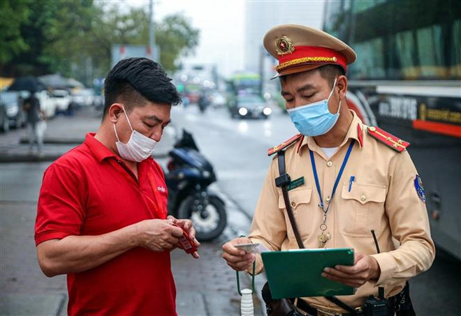 Hà Nội: 6 tháng xử phạt hơn 330 tỷ đồng các trường hợp vi phạm ATGT ảnh 1