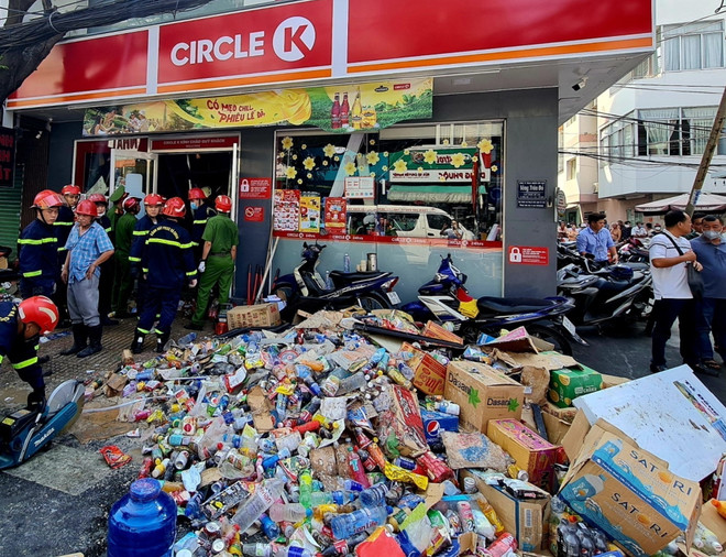 Sập trần nhà cửa hàng tiện lợi, một số người bị mắc kẹt bên trong ảnh 1