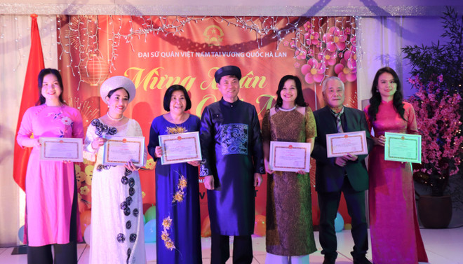 Xuân Quê hương ấm lòng người Việt ở xứ sở cối xay gió và hoa tuylip ảnh 3