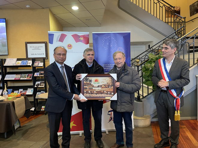 Ra mắt sách và triển lãm về Hiệp định ở Verrières-le-Buisson ảnh 3