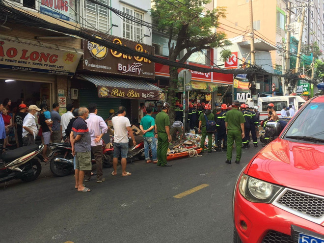 Sập trần nhà cửa hàng tiện lợi, một số người bị mắc kẹt bên trong ảnh 3