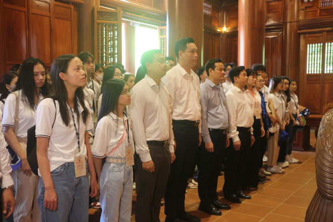 Đoàn dâng hương tưởng niệm tại Khu di tích Kim Liên, huyện Nam Đàn. (Ảnh: Bích Huệ/TTXVN) Hành trình ý nghĩa thăm quê hương Chủ tịch Hồ Chí Minh ảnh 1