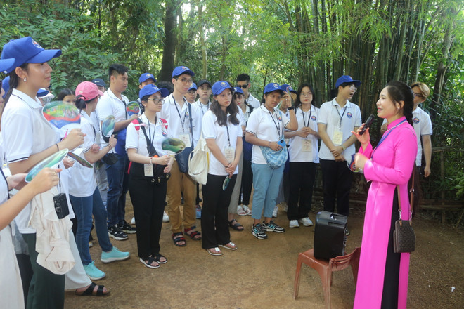 Đoàn trại hè Việt Nam nghe thuyết minh kể về cuộc đời, sự nghiệp của Chủ tịch Hồ Chí Minh. (Ảnh: Bích Huệ/TTXVN) Hành trình ý nghĩa thăm quê hương Chủ tịch Hồ Chí Minh ảnh 2