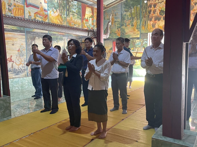 Dâng hương tưởng nhớ các anh hùng liệt sỹ QĐND Việt Nam tại Lào ảnh 1