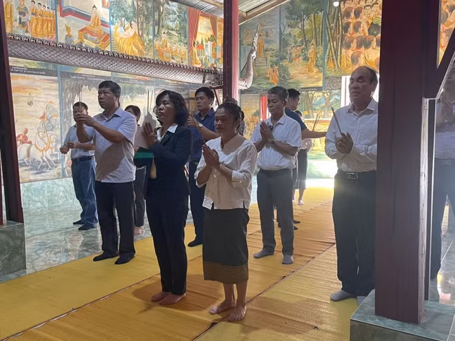 Dâng hương tưởng nhớ các anh hùng liệt sỹ QĐND Việt Nam tại Lào ảnh 1