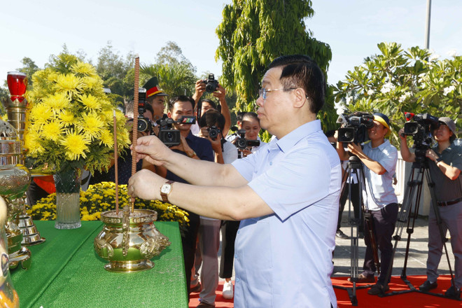 Chủ tịch Quốc hội Vương Đình Huệ dâng hương, dâng hoa tại mghĩa trang liệt sỹ thành phố Quảng Ngãi. (Ảnh: Doãn Tấn/TTXVN) Chủ tịch Quốc hội dâng hương tại nghĩa trang liệt sỹ Quảng Ngãi ảnh 1