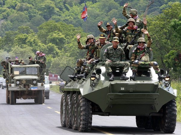 Hàng trăm binh sỹ Campuchia tiến hành tập trận bắn đạn thật ảnh 1