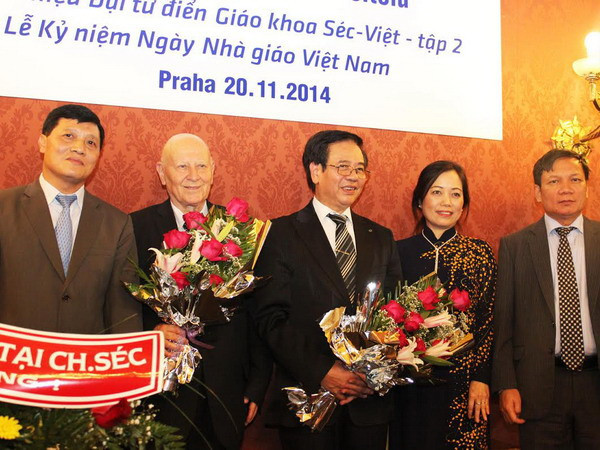 Ra mắt Đại từ điển Séc-Việt và kỷ niệm Ngày Nhà giáo Việt Nam ảnh 1