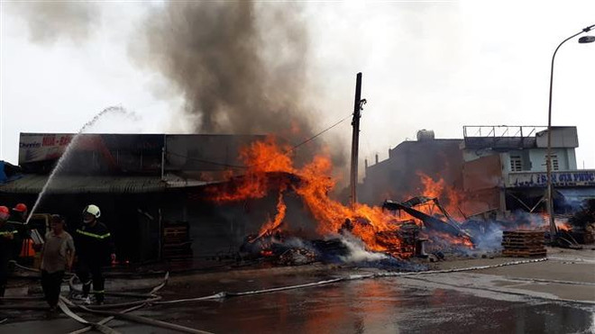 Cháy lớn tại xưởng gỗ ở thành phố Biên Hòa, nhiều nhà dân phải đi dời ảnh 1