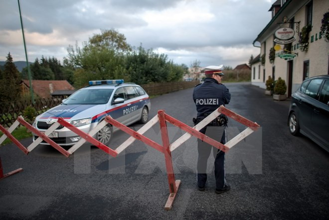 Giới chức Áo kêu gọi người dân hỗ trợ cảnh sát chống khủng bố ảnh 1