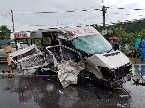 Hiện trường vụ tai nạn. (Ảnh: Cao Nguyên/TTXVN) Vụ xe khách đấu đầu trên đường Hồ Chí Minh: Thêm 1 người tử vong ảnh 1