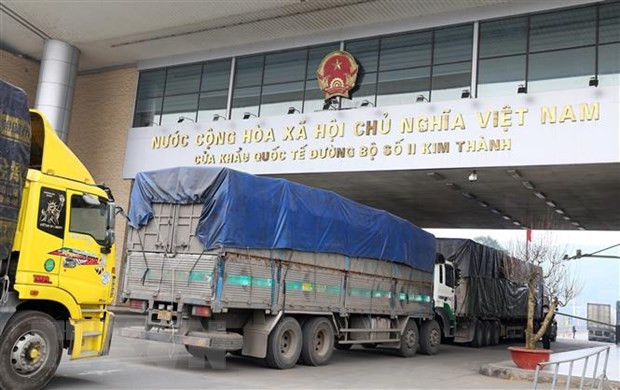 Hoạt động xuất nhập khẩu tại cửa khẩu đường bộ số 2 Kim Thành-Lào Cai. (Ảnh: Quốc Khánh/TTXVN) Phòng ngừa rủi ro khi xuất khẩu sang thị trường Trung Quốc tăng cao ảnh 1