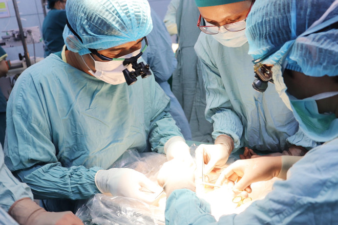 Các bác sỹ Bệnh viện Nhi đồng 2 thực hiện phẫu thuật cho bệnh nhi. (Ảnh: TTXVN phát) Sở Y tế TP.HCM yêu cầu không gián đoạn việc ghép gan cho trẻ em ảnh 1