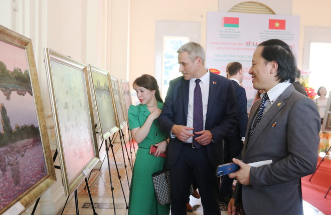 Các đại biểu tham quan triển lãm. (Ảnh: Thu Hương/TTXVN) Triển lãm tranh phong cảnh 'Belarus qua con mắt họa sỹ' tại TP.HCM ảnh 1
