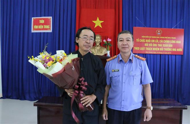 Sáng 24/12/2019, Viện KSND thành phố Nha Trang tổ chức buổi xin lỗi và cải chính công khai, phục hồi danh dự cho ông Thái Xuân Đàn bị oan sai trong 18 năm. (Ảnh: Nguyễn Dũng/TTXVN) Giám sát tình hình oan sai - Bảo vệ Công lý và Quyền con Người (P2) ảnh 1