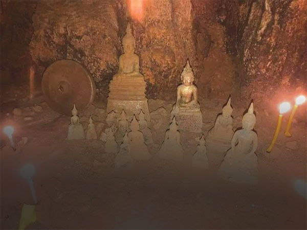 Các tượng Phật được tìm thấy bên trong một hang động ở làng Nadee, huyện Viengthong, tỉnh Borikhamxay. (Nguồn: The Star) Lào phát hiện nhiều tượng Phật bằng vàng cùng nhiều cổ vật quý ảnh 1