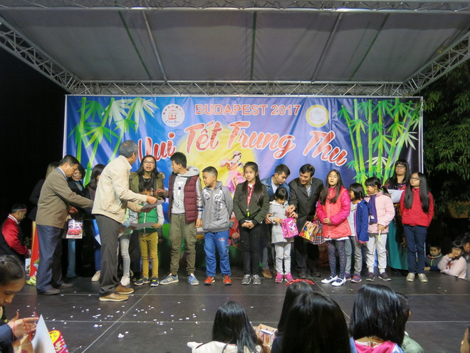 Rộn ràng lễ hội Tết Trung thu của cộng đồng người Việt ở Hungary ảnh 3