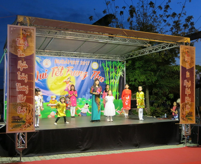 Rộn ràng lễ hội Tết Trung thu của cộng đồng người Việt ở Hungary ảnh 1