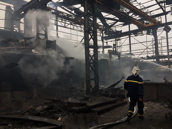 Lào Cai: Lò hấp tinh dầu quế bất ngờ phát nổ làm sập nhà xưởng ảnh 1