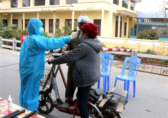 Bắc Ninh: Bộ Tư lệnh Quân khu 1 phun hóa chất khử khuẩn xã Lâm Thao ảnh 1