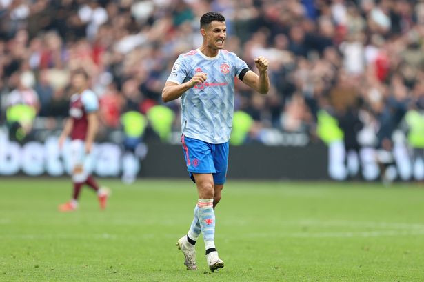 Premier League: Chelsea lên ngôi đầu, Ronaldo tiếp tục ghi bàn ảnh 1