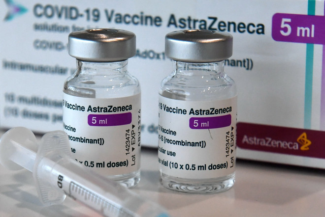 Vaccine ngừa COVID-19 của hãng dược AstraZeneca. (Ảnh: AFP/TTXVN) Bộ Y tế trả lời về khoảng cách tiêm 2 mũi vaccine AstraZeneca ảnh 1