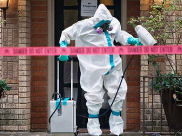 Nhân viên y tế phun thuốc ngăn ngừa lây lan virus Ebola. (Nguồn: Reuters) Mỹ tiếp tục gia tăng biện pháp an ninh y tế đối phó dịch Ebola ảnh 1