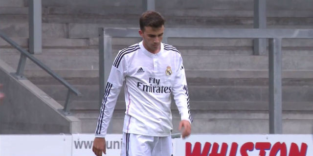 Borja Mayoral thất vọng sau pha sút phạt đền hỏng. (Nguồn: YouTube) Sao trẻ Real sút hỏng penalty khiến Terry cũng “ngả mũ” ảnh 1