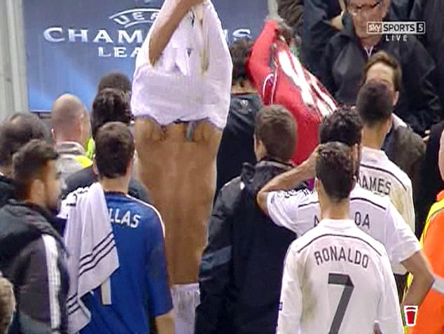 Balotelli và Pepe đổi áo khi bước vào đường hầm. (Nguồn: Sky Sports) Balotelli lại "chơi trội" khi đổi áo ngay khi kết thúc hiệp một ảnh 1