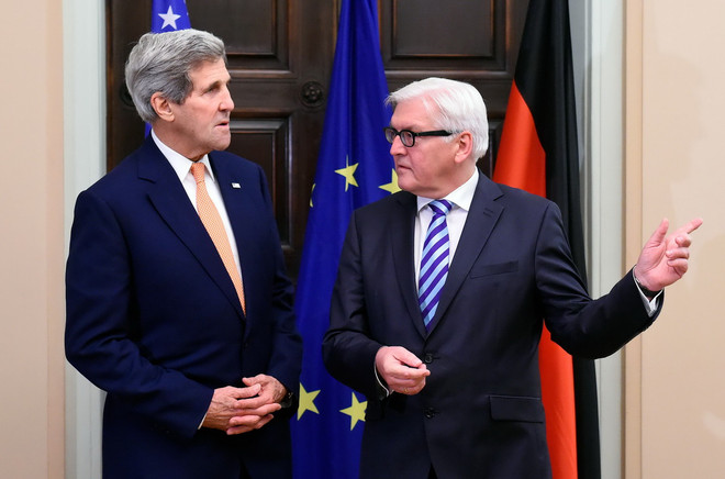 Ngoại trưởng Đức Frank-Walter Steinmeier (phải) và Ngoại trưởng Mỹ John Kerry trước cuộc gặp. (Nguồn: AFP/TTXVN) Lãnh đạo Mỹ, Đức thảo luận nhiều vấn đề nóng trên thế giới ảnh 1