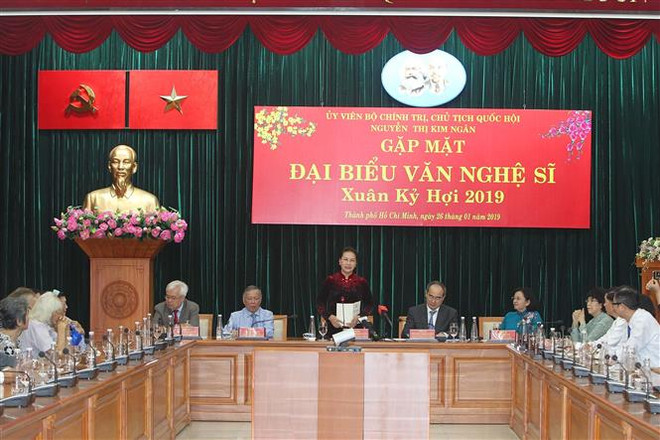 Chủ tịch Quốc hội gặp gỡ đại biểu văn nghệ sĩ khu vực phía Nam ảnh 1