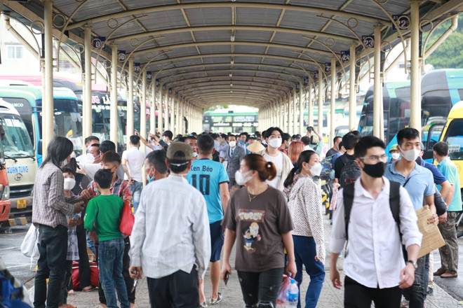 Nhu cầu đi lại của người dân trong dịp nghỉ Lễ 30/4-1/5 ở các bến xe Hà Nội luôn tăng cao so với ngày thường. (Ảnh: Việt Hùng/Vietnam+) vnp_ben xe Giap Bat 29042022.jpg