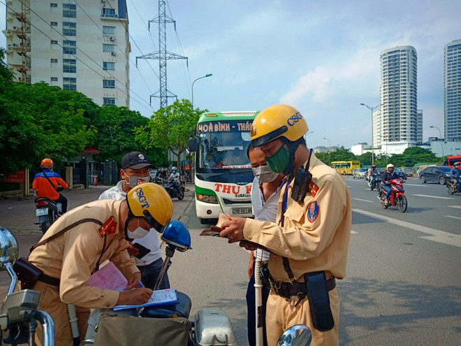 Lực lượng Cảnh sát giao thông xử phạt lái xe khách vi phạm giao thông. (Ảnh: PV/Vietnam+) vnp_ben xe 28012022.jpg