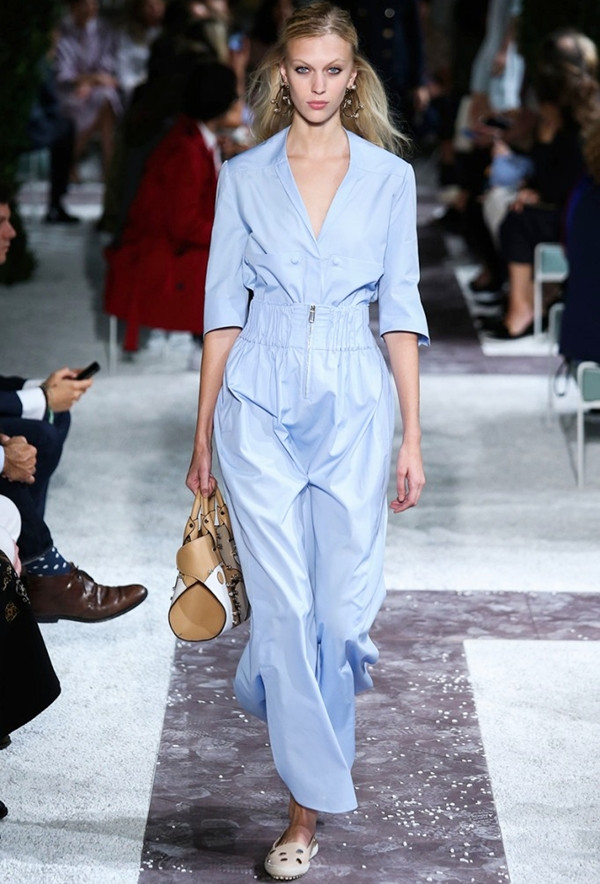 "Đổi gió" phong cách công sở bằng những bộ jumpsuit thanh lịch ảnh 2