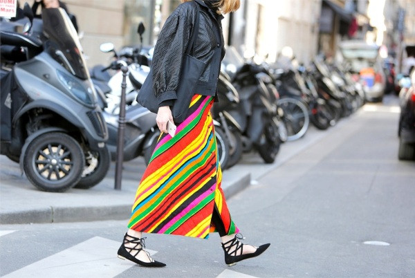 Trẻ trung và nổi bật với họa tiết sọc cầu vồng thời thượng ảnh 7